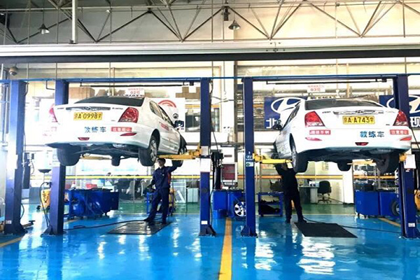 北京東方時(shí)尚教練車檢查車間