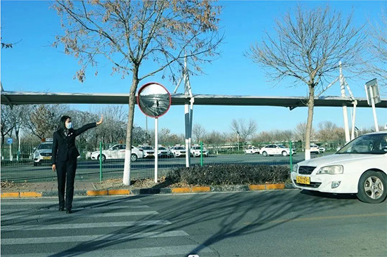 東方時尚班車可以帶人做嗎？